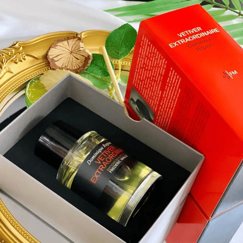 Vetiver Extraordinaire mở ra với cam bergamot tươi mát, hương giữa mạnh mẽ với cỏ vetiver, đinh hương, và hồng tiêu, kết thúc với gỗ đàn hương và xạ hương